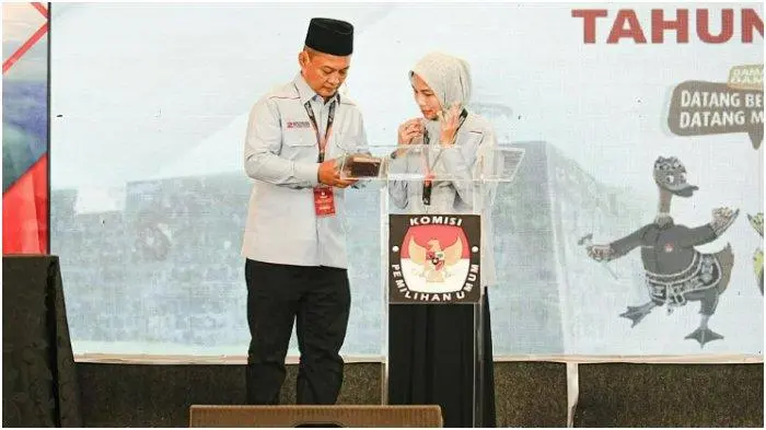 REKAM JEJAK KEPALA DAERAH - Pasangan Ratu Rachmatu Zakiyah - Muhammad Najib Hamas memenangkan Pilkada 2024 dengan mendapatkan 598.654 suara. Berikut ini adalah rekam jejak Wakil Bupati Serang periode 2025-2030, Muhammad Najib Hamas.